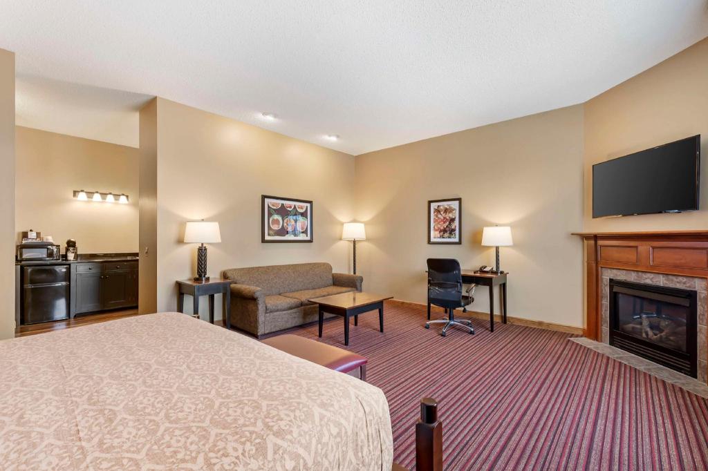 Room, King Bed, Sofa, Jetted Tub, Kitchenette