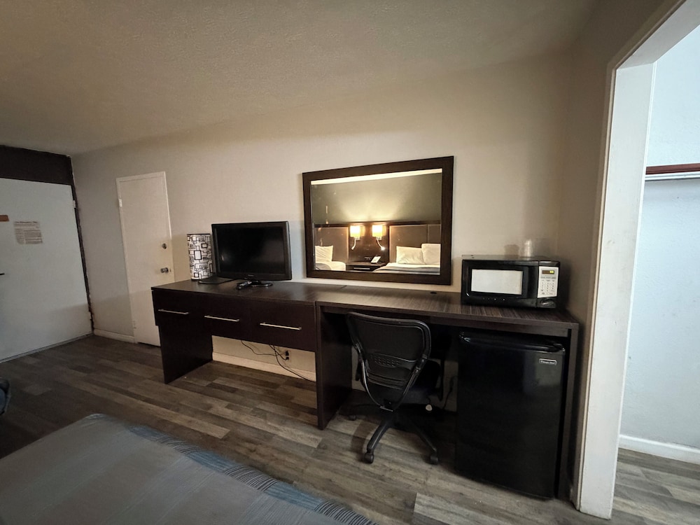 Wilkes Barre Inn And Suites 11/50