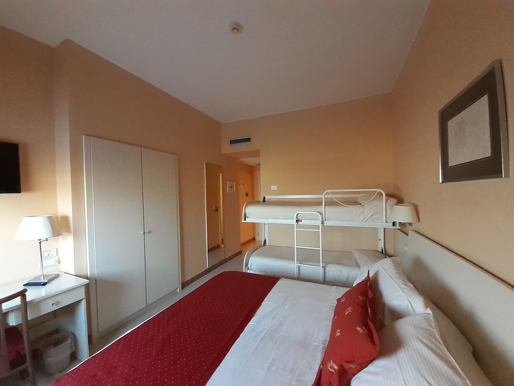 ROOM, TRIPLE