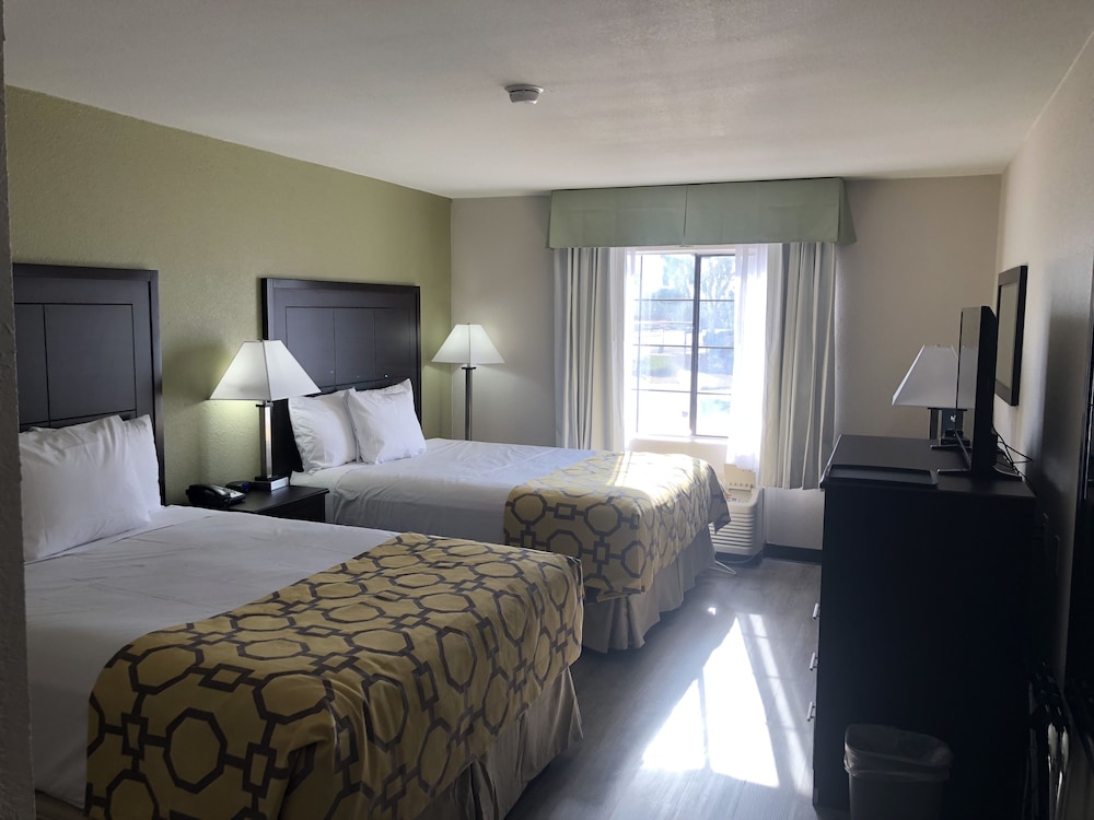 Baymont by Wyndham Phoenix I-10 near 51st Ave 13/55