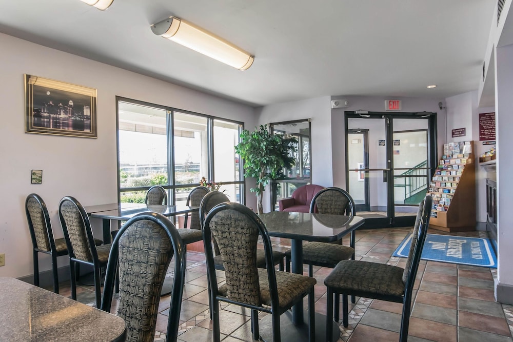 Studio6 Suites Louisville, KY - Airport Expo Center 26/27