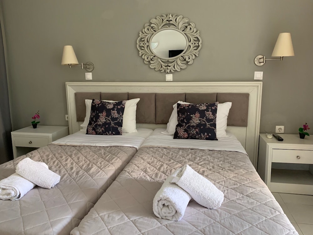 Alkyonides Hotel 32/49