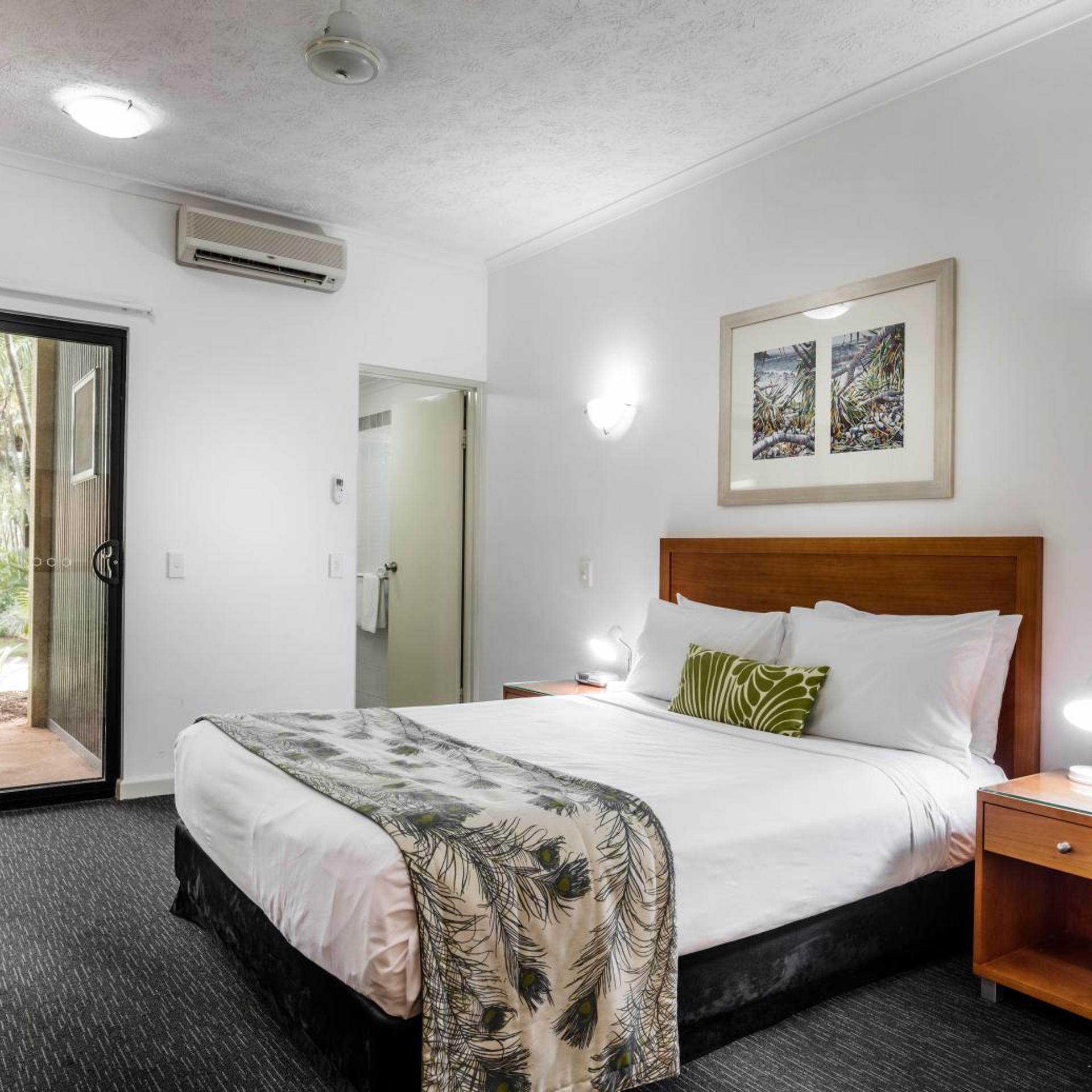 SUPERIOR, QUEEN BED