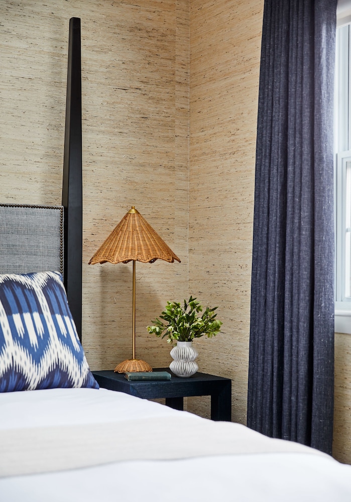 ATLANTIC, SUITE, QUEEN BED, PARTIAL OCEAN VIEW, SOFA