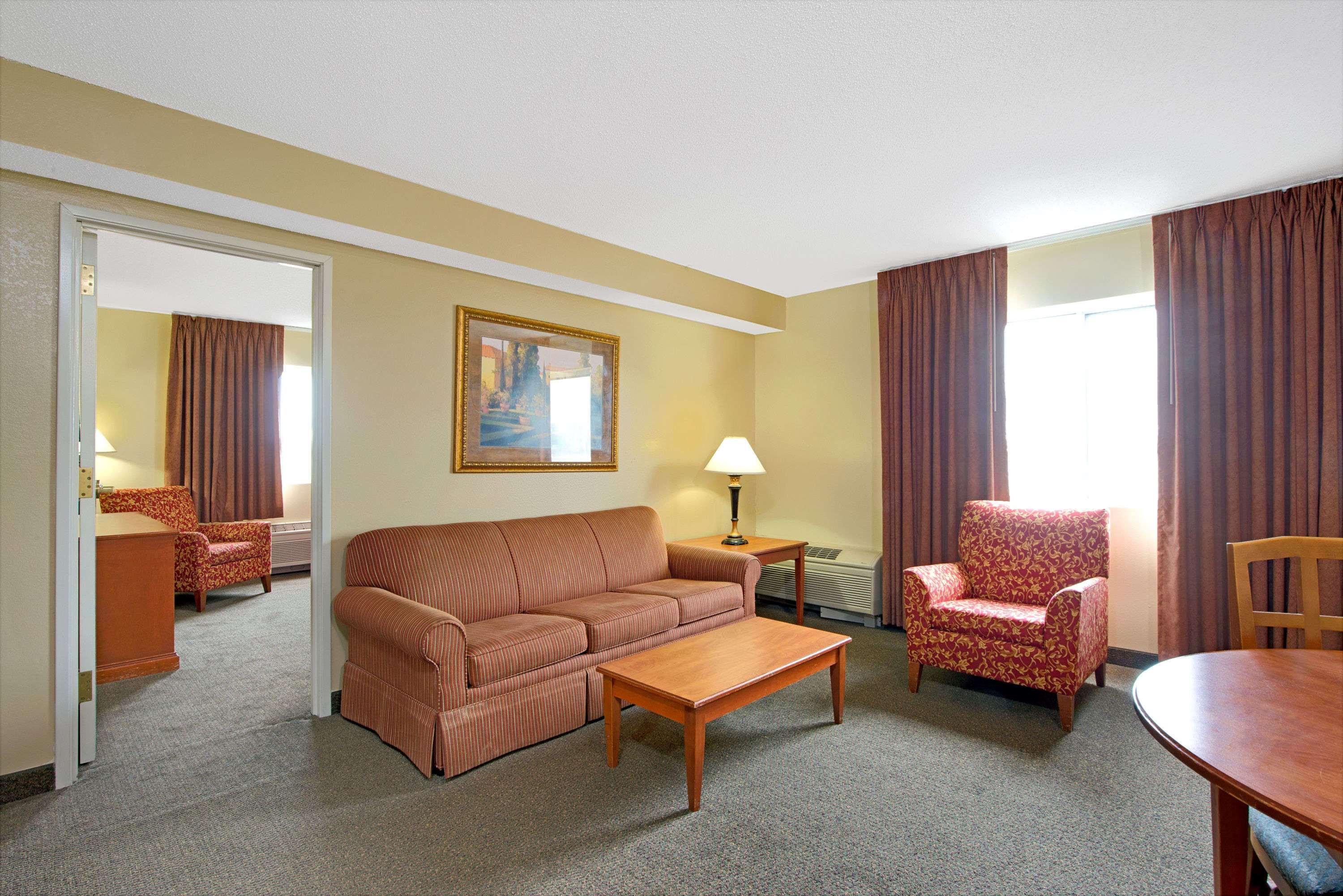 Days Inn & Suites by Wyndham St. Louis/Westport Plaza 16/27
