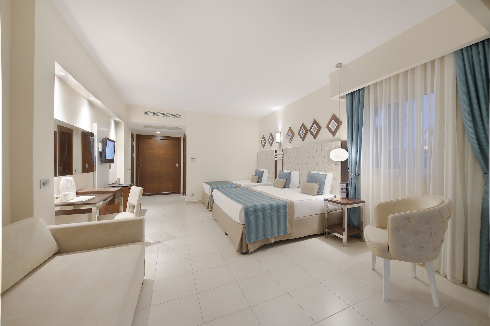 DELUXE ROOM