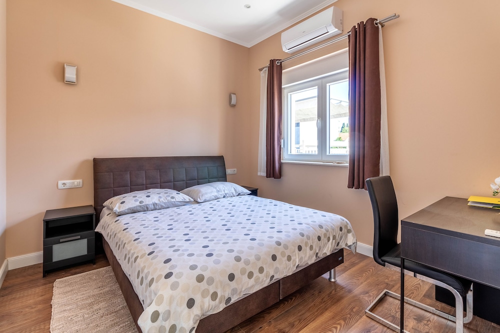 SUPERIOR, APARTMENT, BALCONY