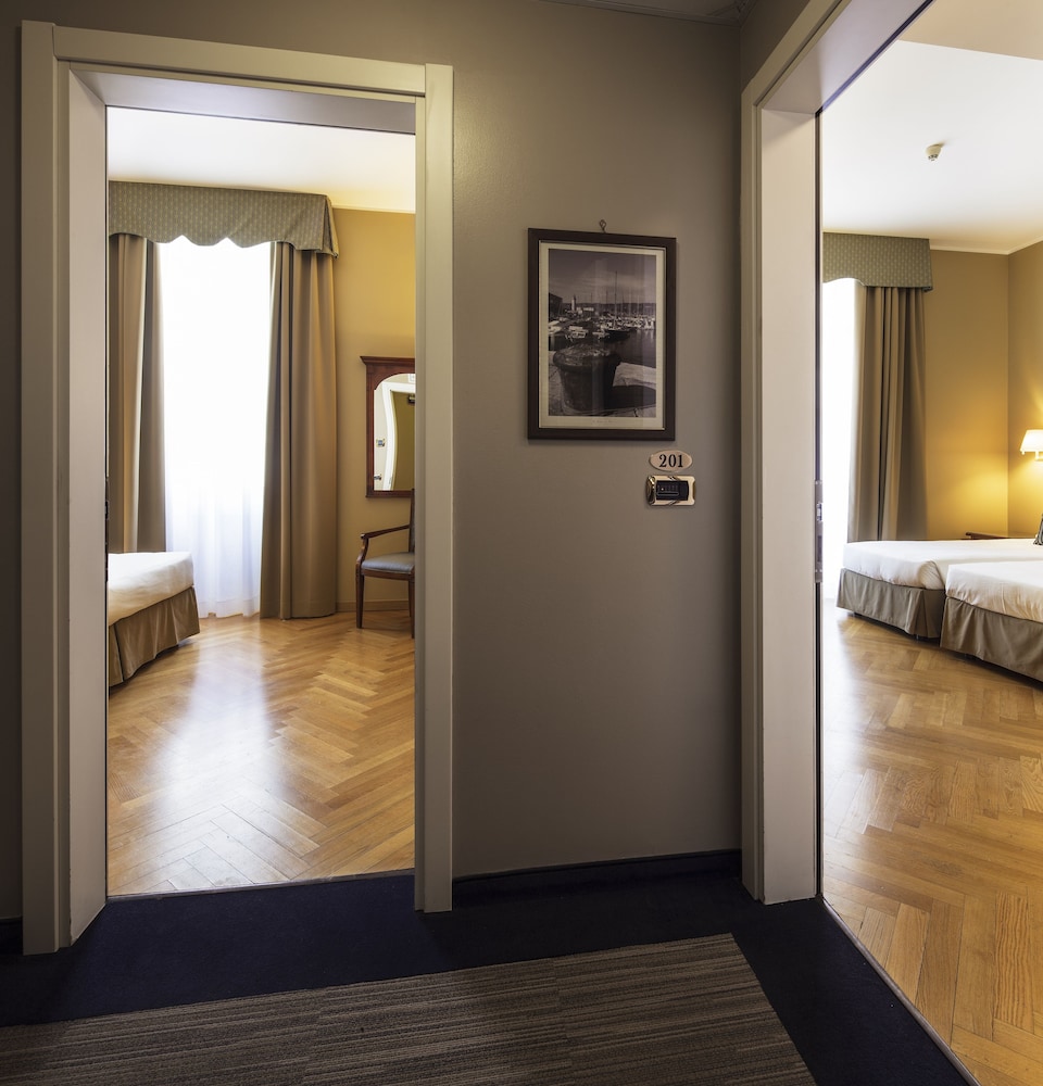Continentale Hotel 3/66