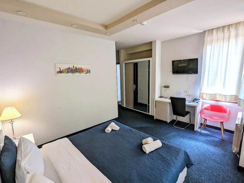 Sani Hotel 7/41