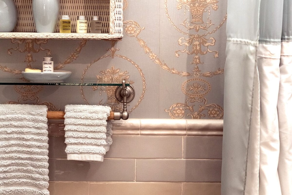 South Broadway Manor Bed and Breakfast 13/72