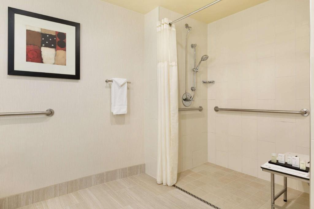 2 Bedrooms, 1 King and 2 Double Beds, 2 Bathrooms, Accessible، Embassy Suites by Hilton Chicago North Shore Deerfield 2/2