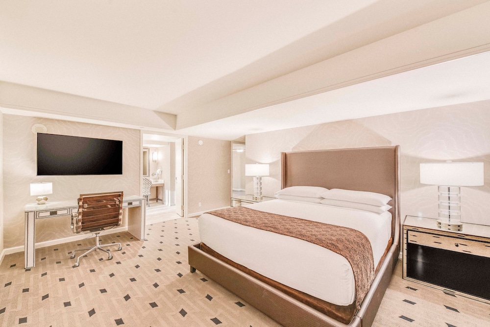 Romulus, Suite, King Bed, Mountain View, Balcony