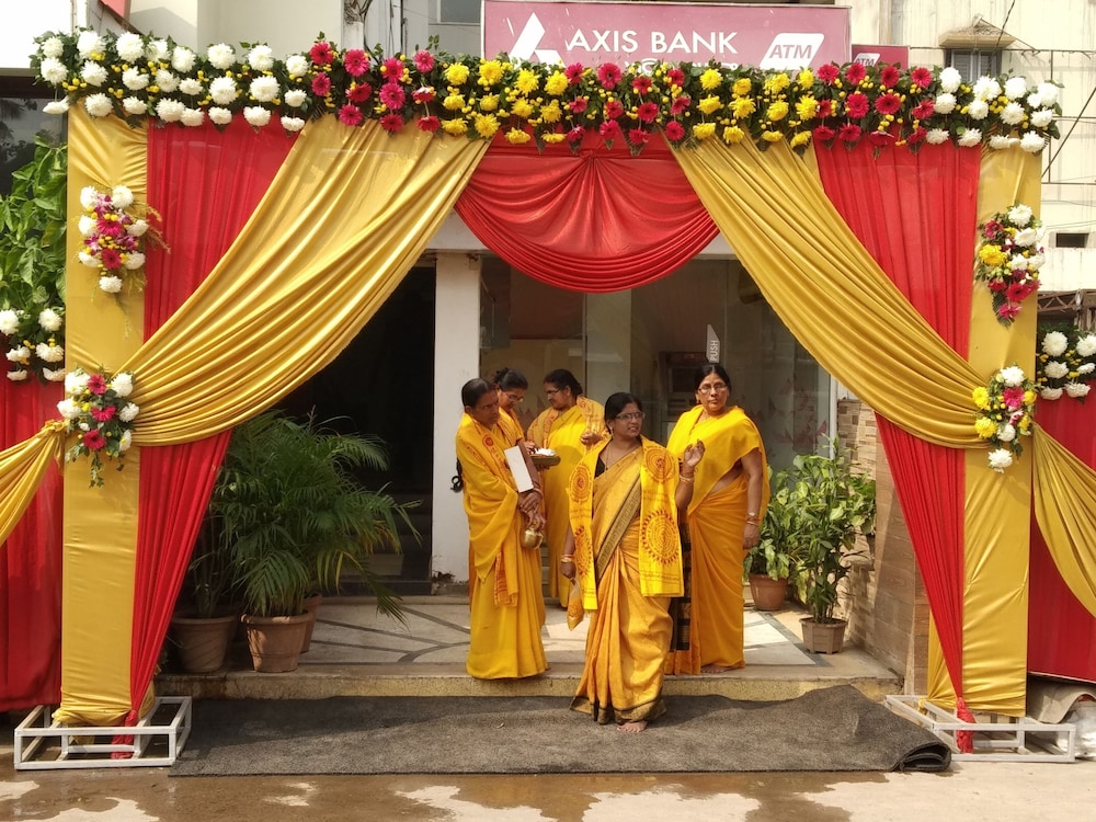 Hotel Pushpak 13/74