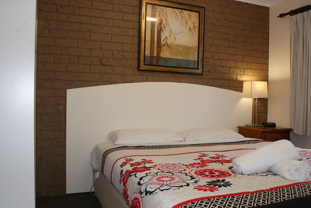 2 Bedrooms, Family, Twin Beds, 1 Queen and 3 Single Beds