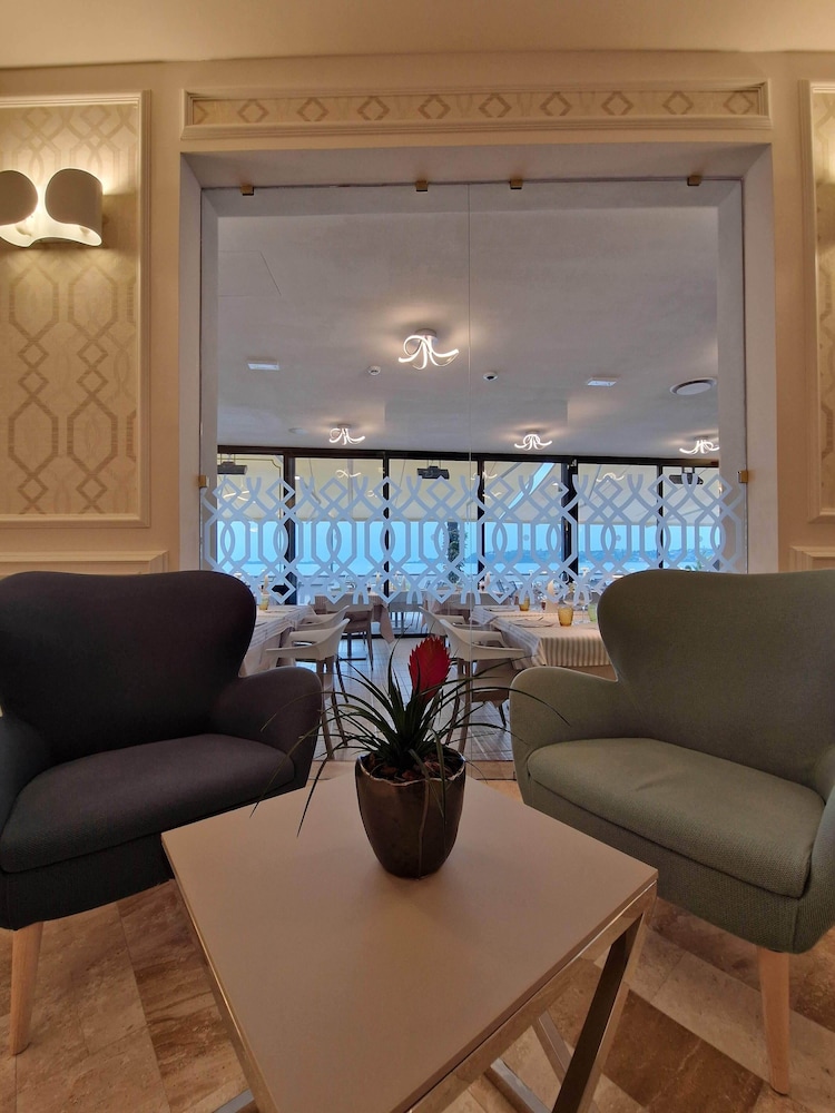 Du Lac Hotel 45/69