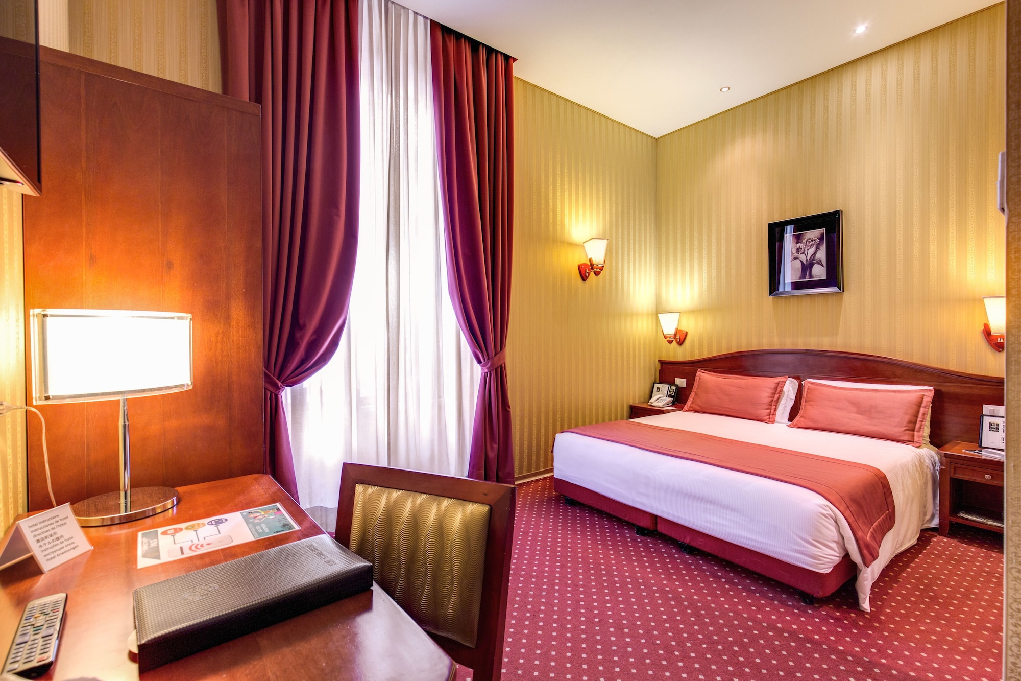 ROOM, DOUBLE OR TWIN BED