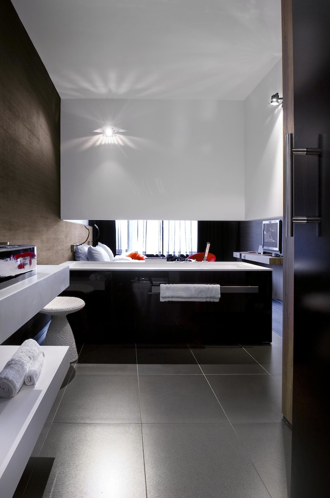 Carbon Hotel 31/61
