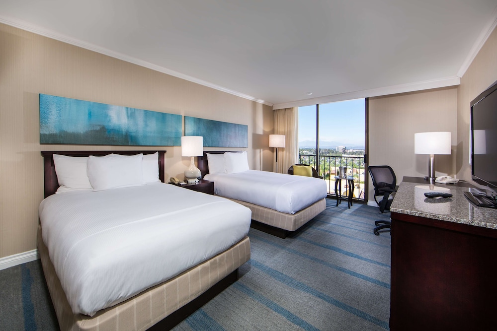 Hilton Irvine/Orange County Airport 24/82