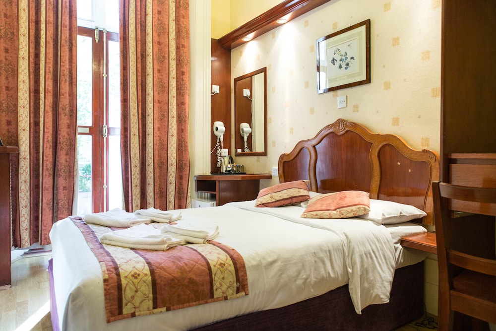 Dolphin Hotel 28/67