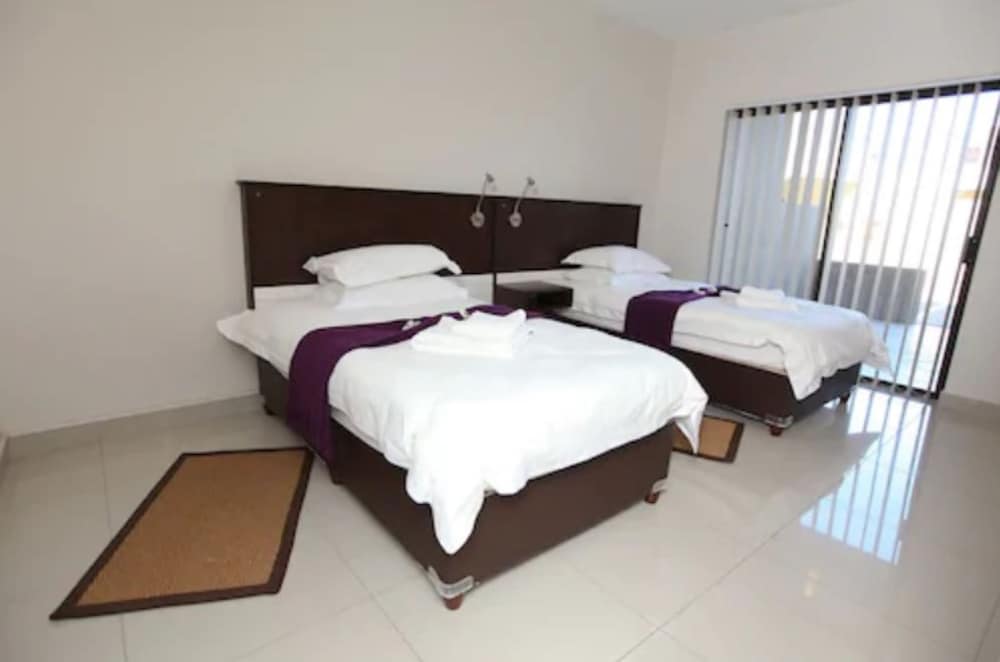 Hillside Executive Accommodation 22/59