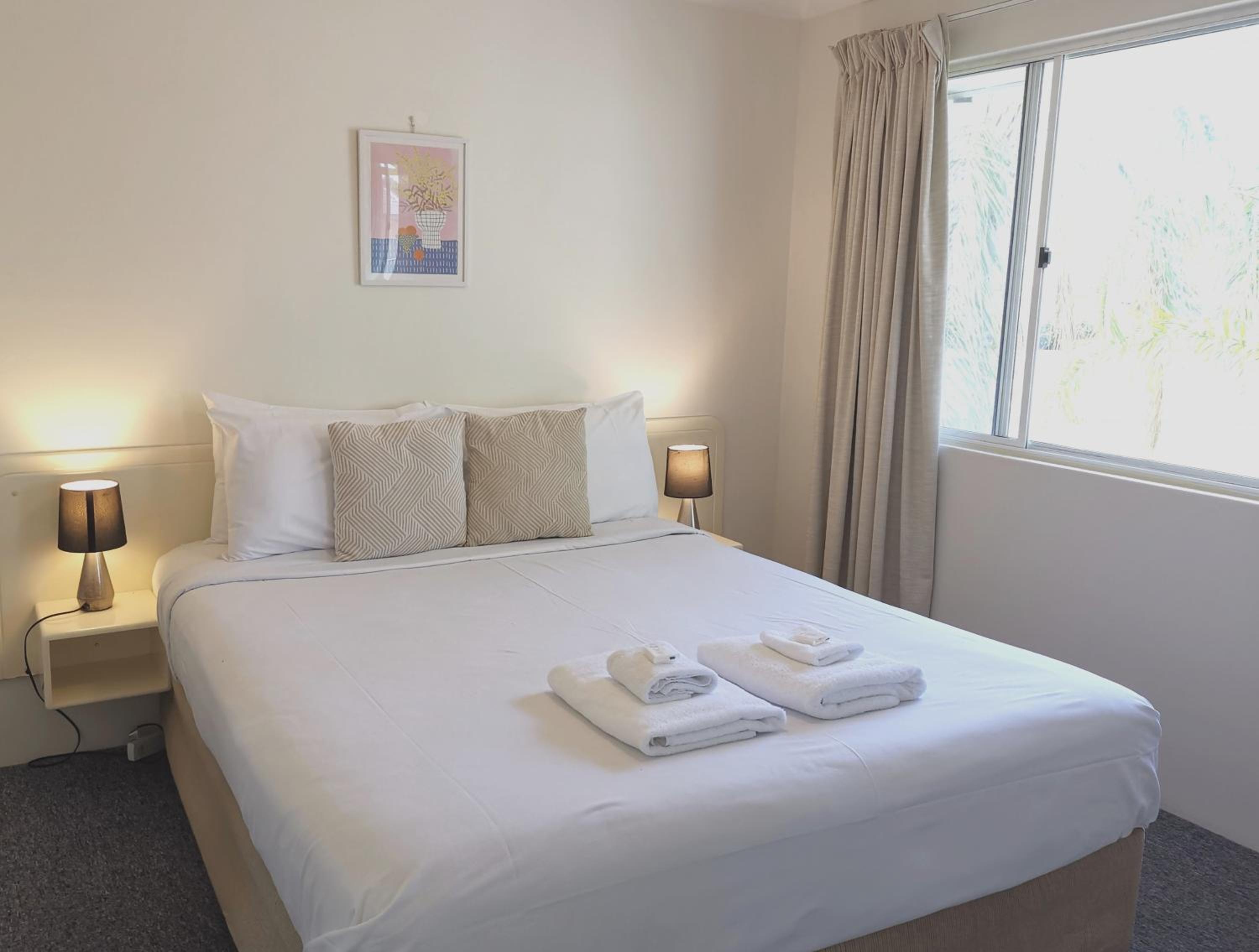 1 Bedroom, Apartment, Lake Front