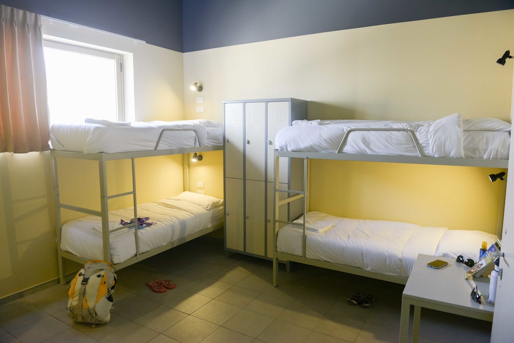 MIXED DORM, 4 BEDS, 2 BUNK BEDS