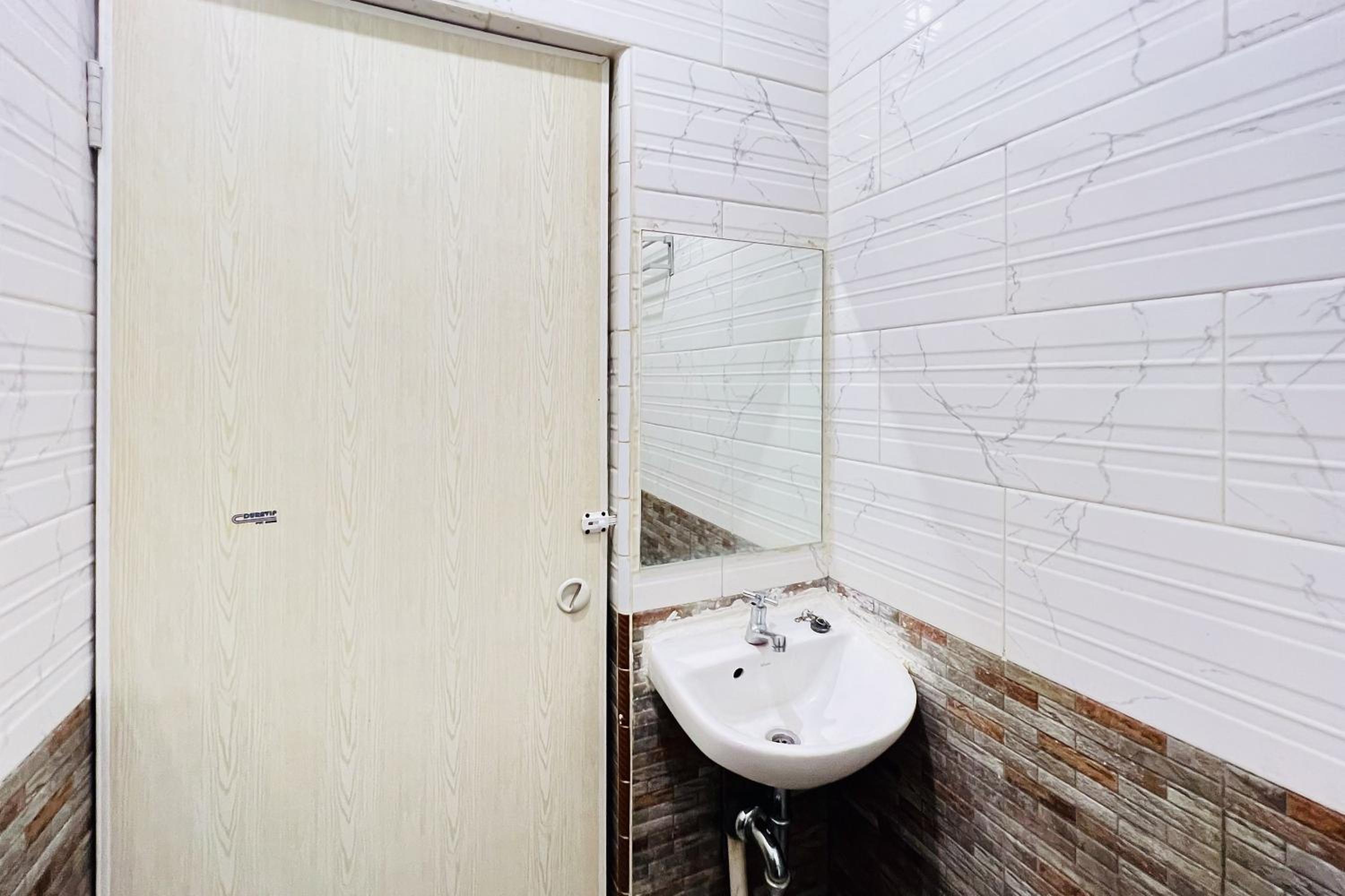 OYO 89995 Damai Guest House 15/15