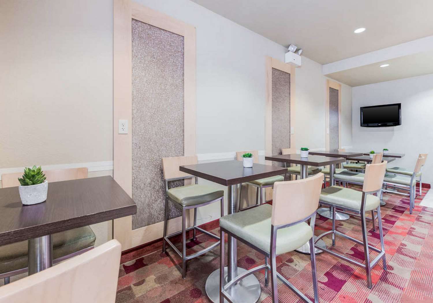 Suburban Studios Blue Ash Cincinnati 43/48