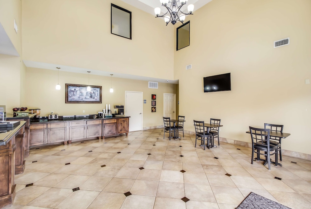 Americas Best Value Inn And Suites Tomball 13/30