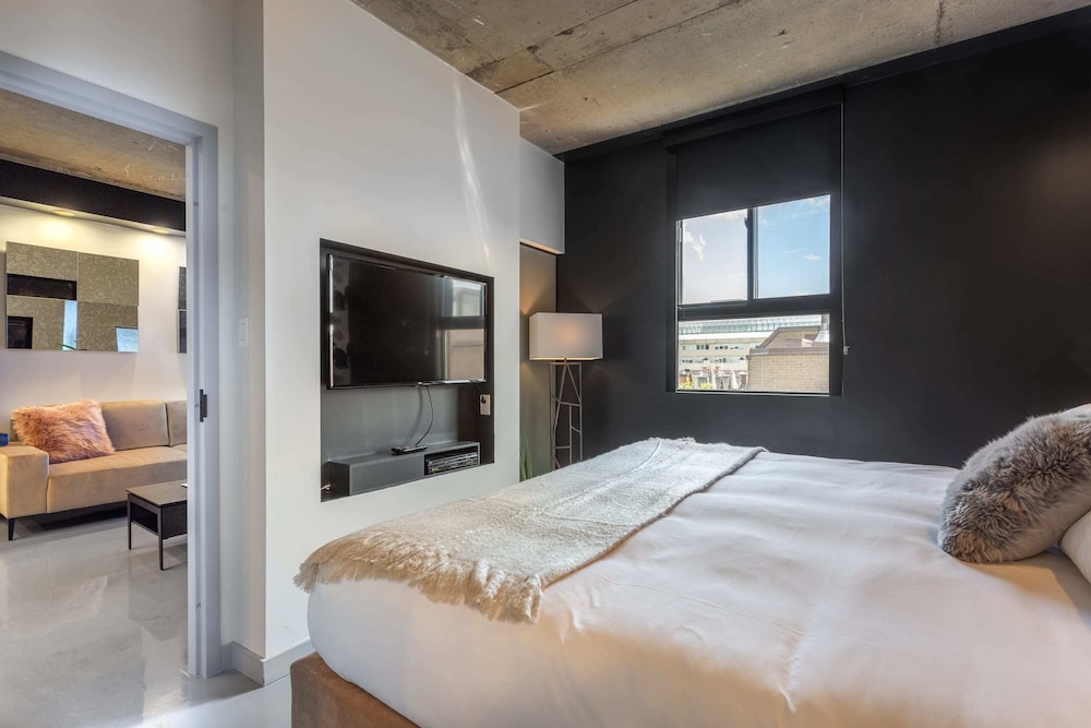Pierce Boutique Apartments 23/73