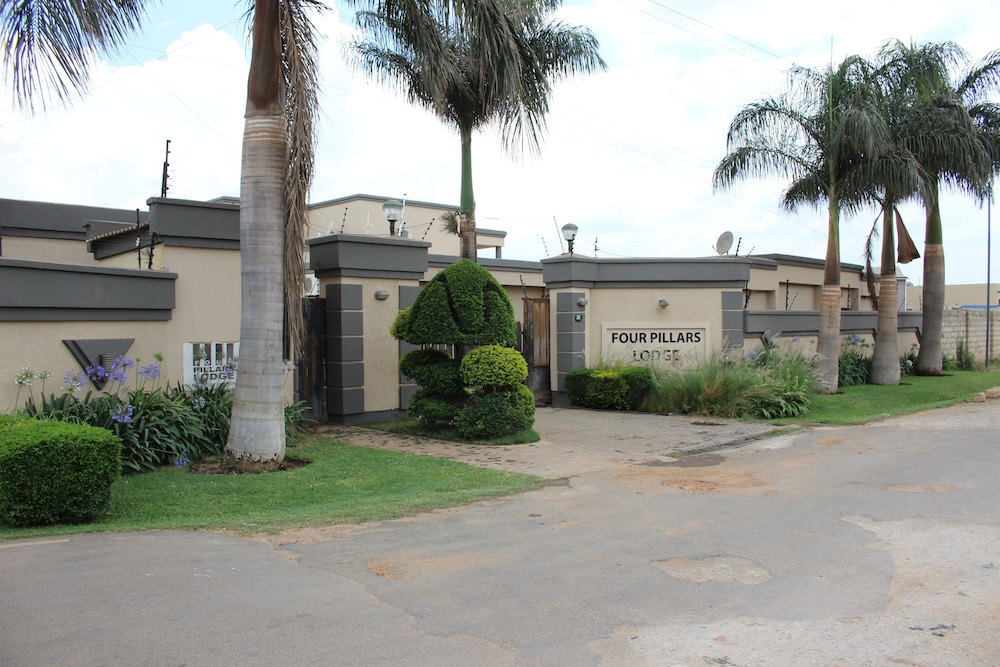 Four Pillars Lodge 23/25