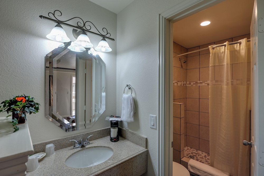 Romantic Inn Suites 15/43