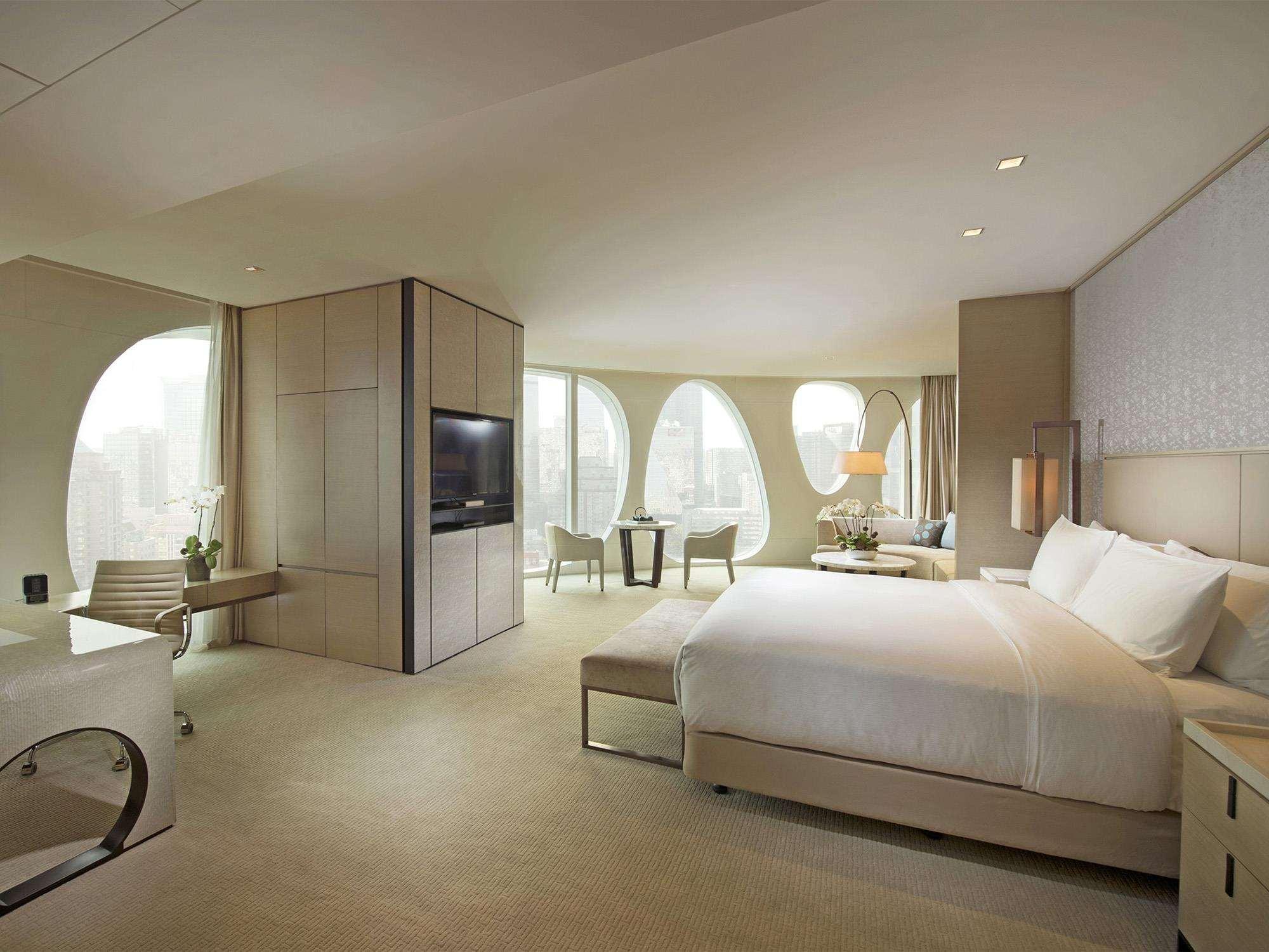 JUNIOR SUITE, KING BED, EXECUTIVE LOUNGE ACCESS