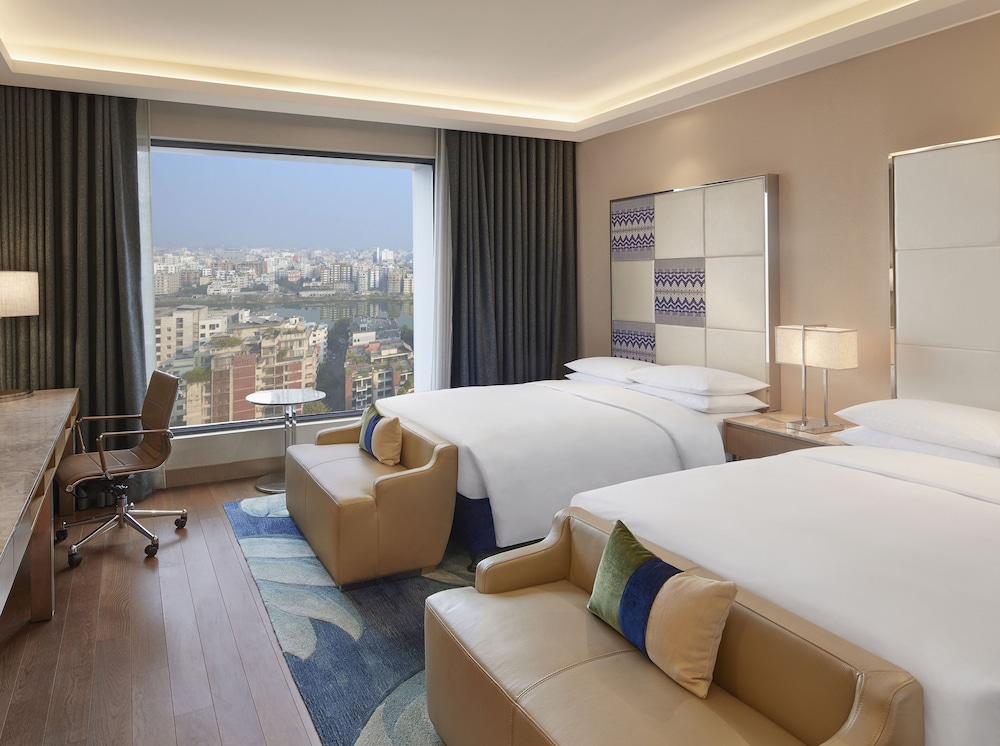 CLUB, TWIN BEDS, CITY VIEW