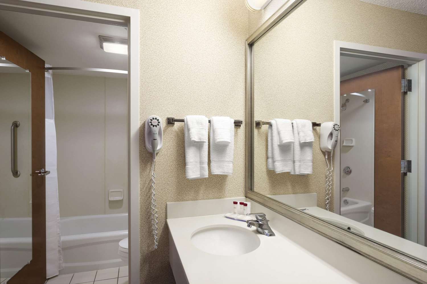 Ramada by Wyndham Suites Orlando Airport 52/56