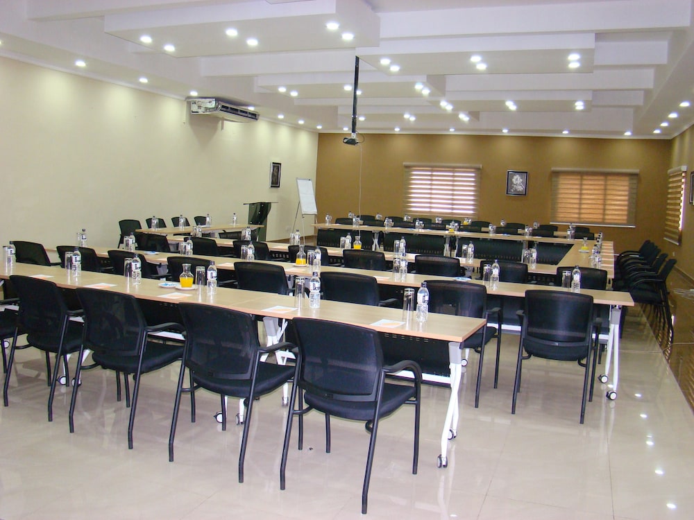 Crossroads Hotel 52/58