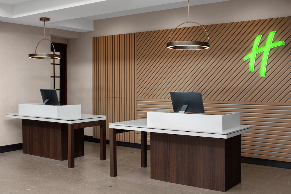 Holiday Inn Hasbrouck Heights Hotel 7/40