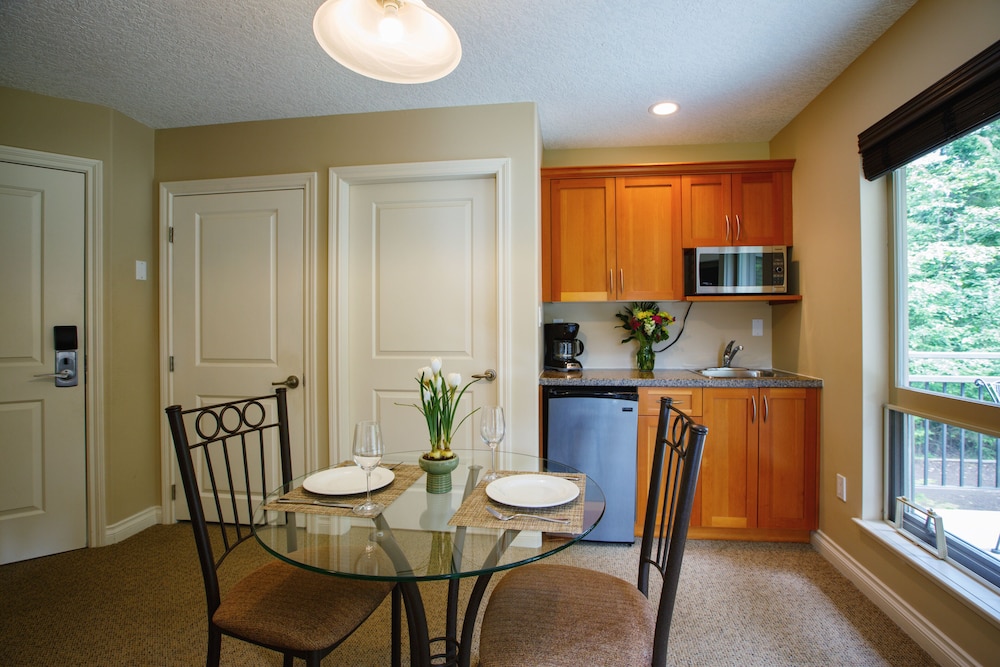 Sunrise Ridge Waterfront Resort 68/82