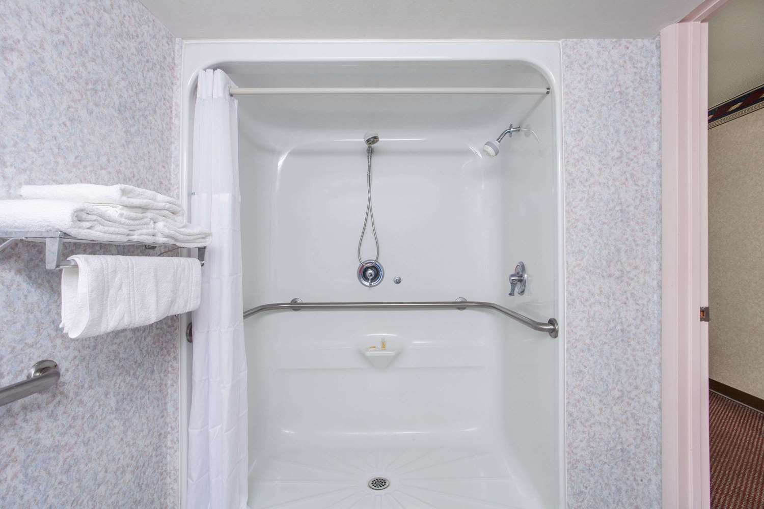 Days Inn By Wyndham Saint Pauls 21/22