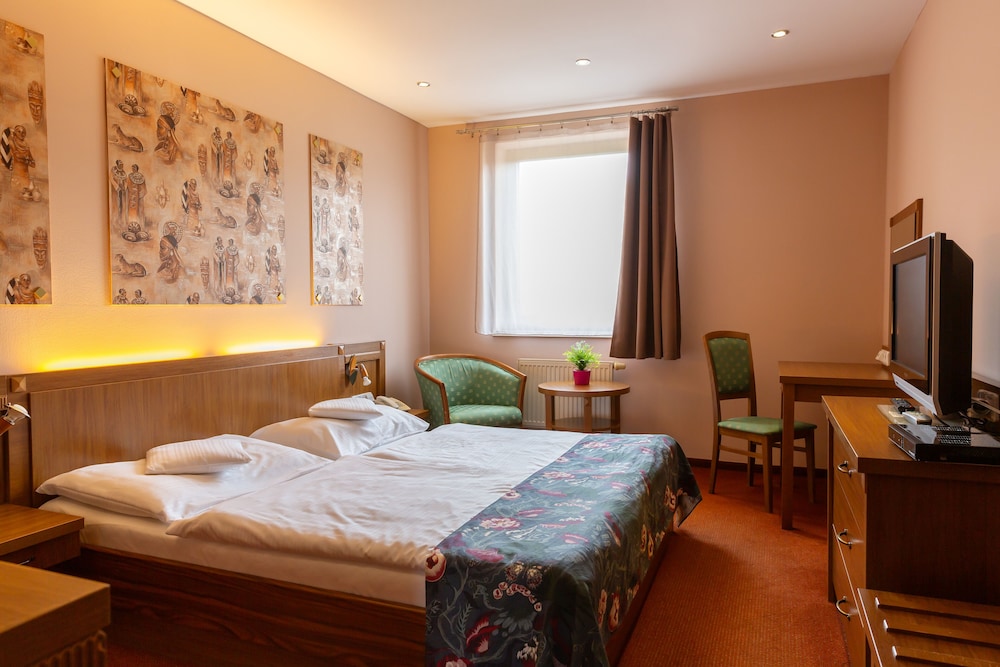 Max Inn Hotel 6/50