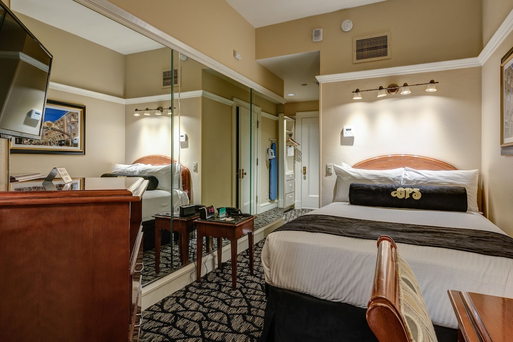 Gaslamp Plaza Suites 56/68