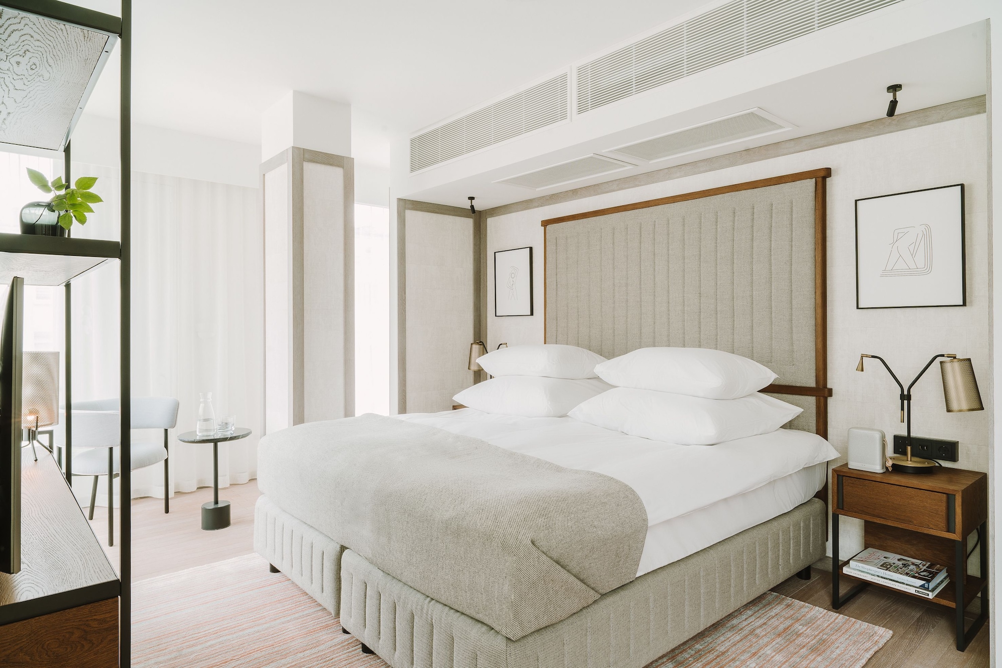 DELUXE, KING BED