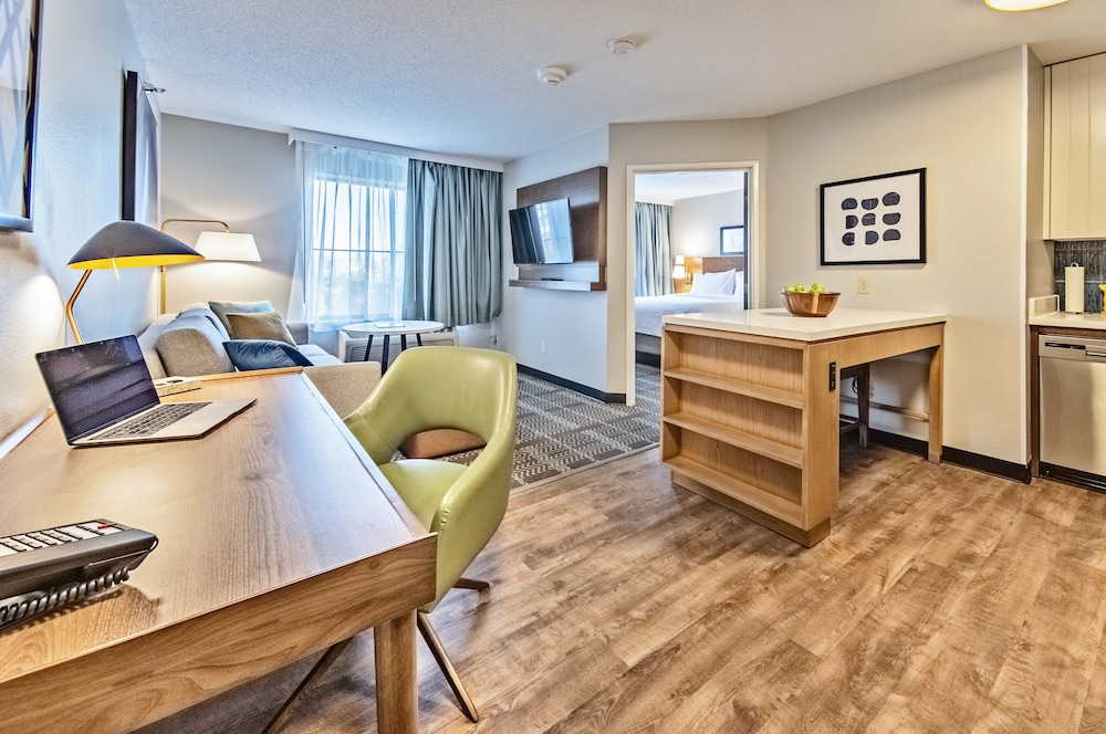 Staybridge Suites Cedar Rapids North 33/41