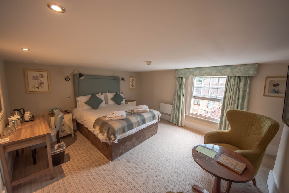 Norfolk Arms Hotel 36/55
