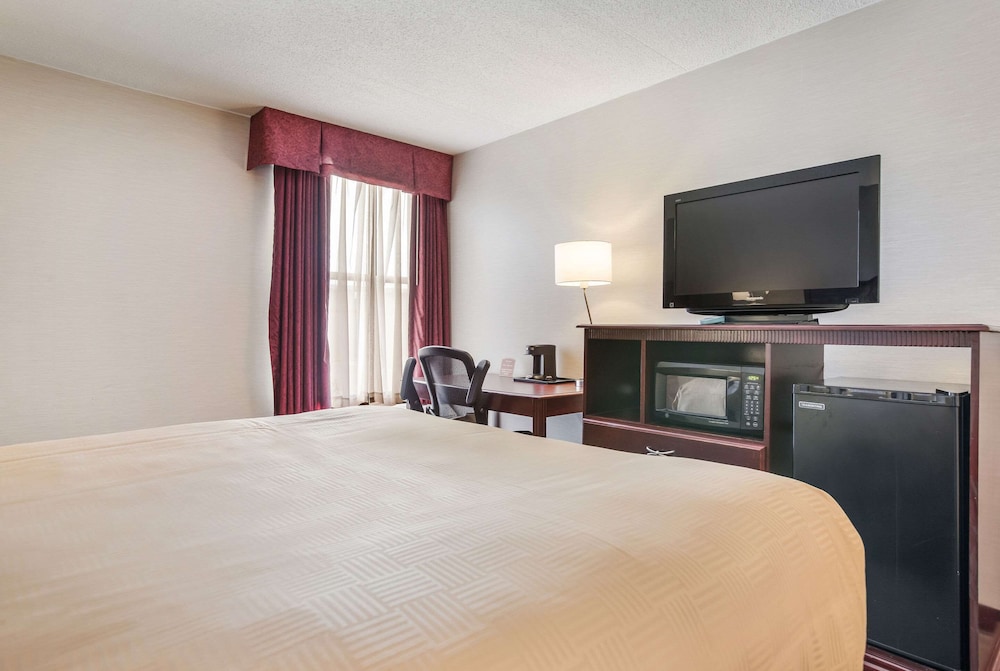 Clarion Inn and Suites Grand Rapids Airport 23/63