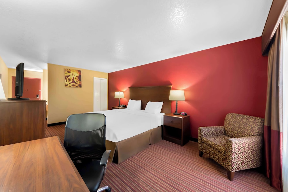 غرفة قياسية بسرير كينج، SureStay Plus by Best Western San Antonio Fiesta Inn 4/7