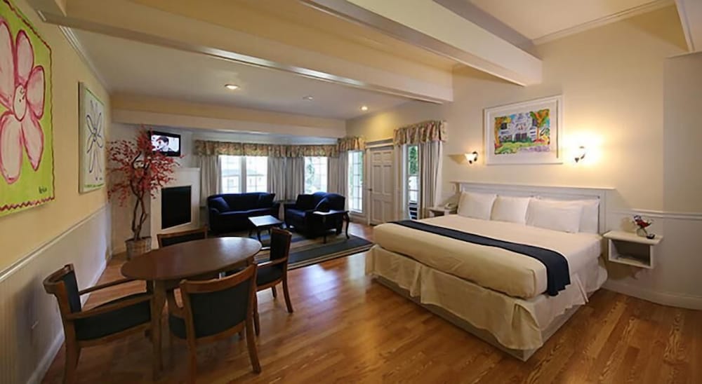 Colonial Inn in Harbor Springs 31/57