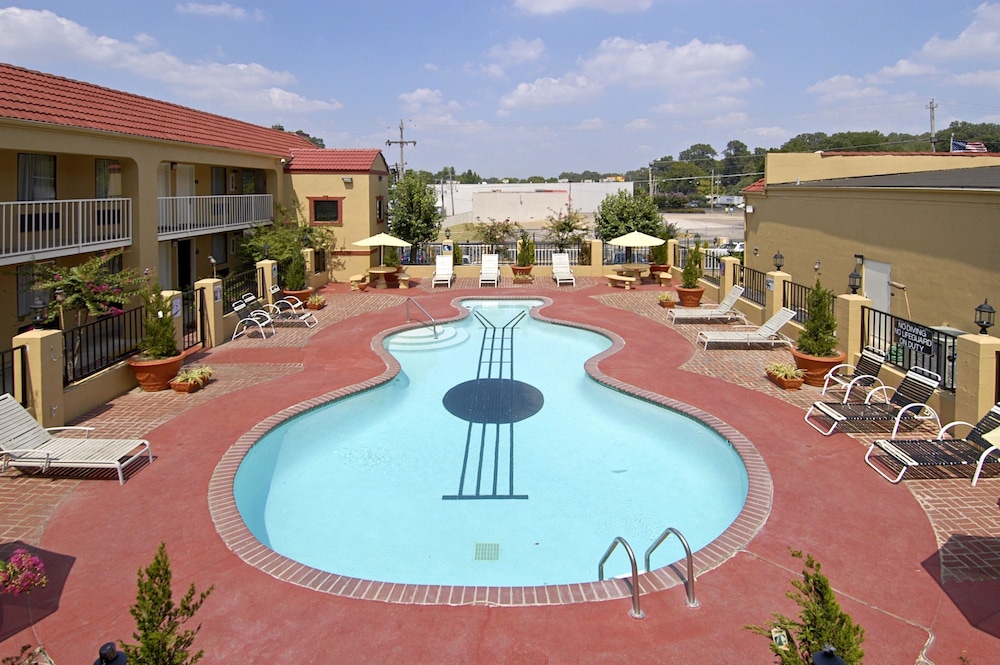 Days Inn By Wyndham Memphis At Graceland 1/10