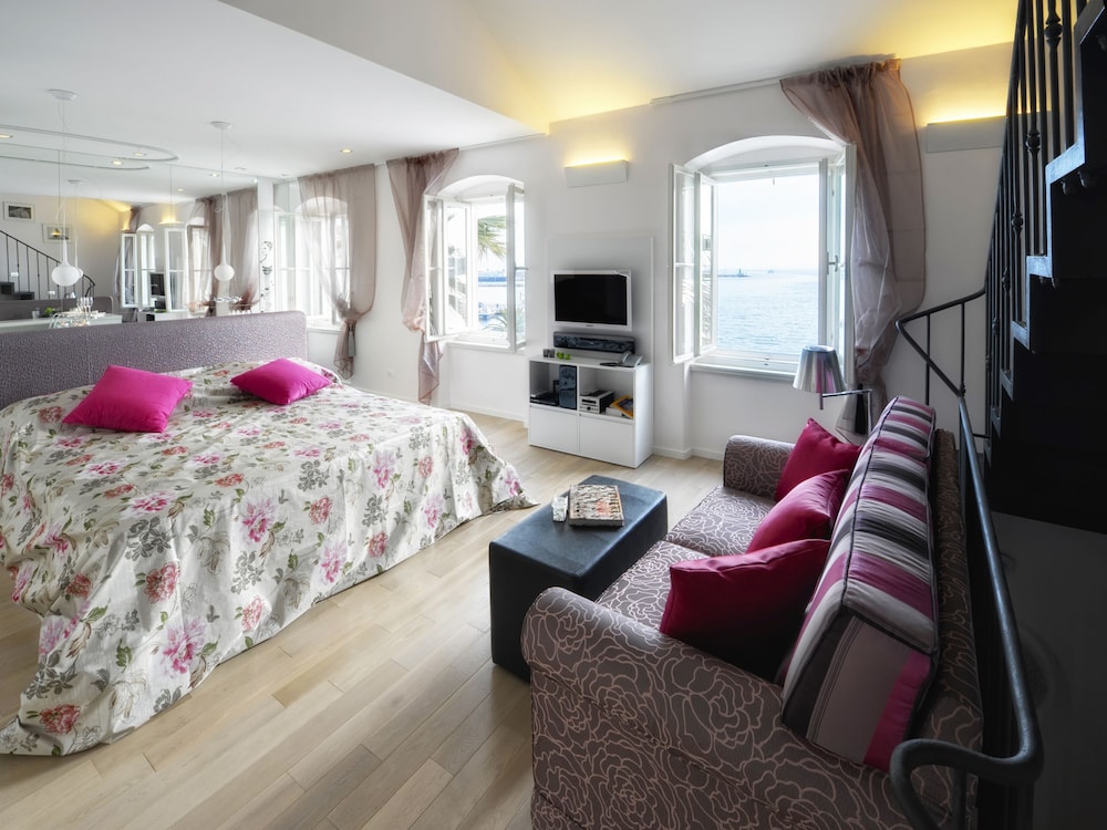Riva Luxury Suites 30/50