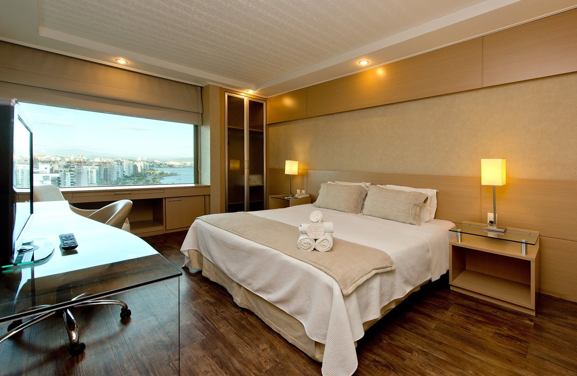 DELUXE, DOUBLE BED